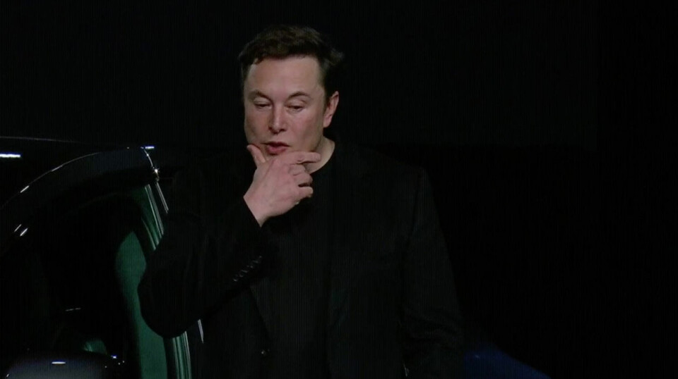 FORSVARER STRATEGIEN: Teslas toppsjef Elon Musk.