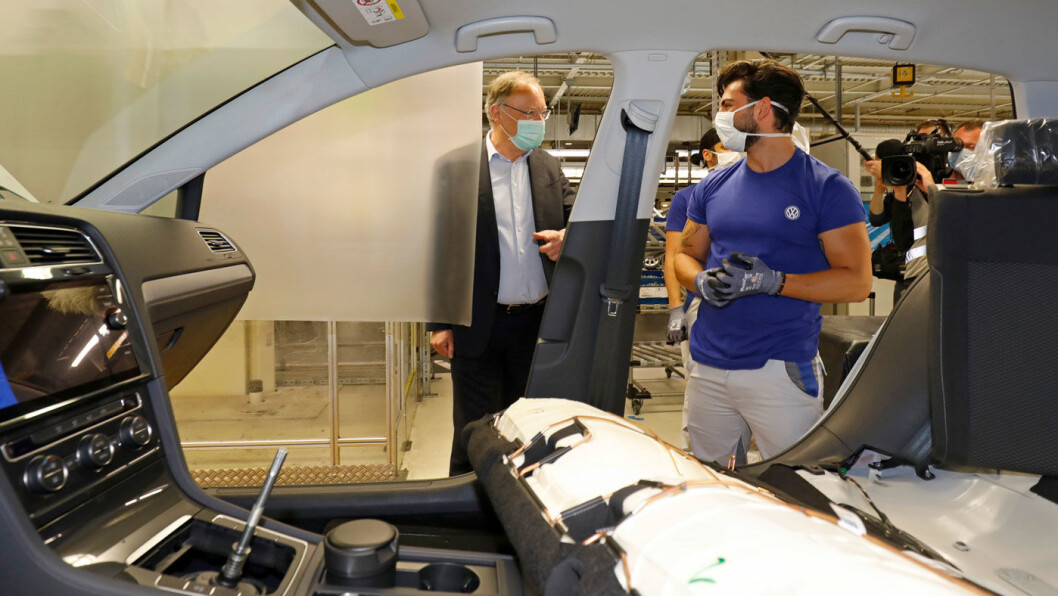 BESØK: Stephan Weil, regjeringssjef i Niedersachsen, i samtale med en Volkswagen-ansatt ved hovedfabrikken i Wolfsburg. Foto: Volkswagen AG BESØK: Stephan Weil, regjeringssjef i Niedersachsen, i samtale med en Volkswagen-ansatt ved hovedfabrikken i Wolfsburg. Foto: Volkswagen AG
