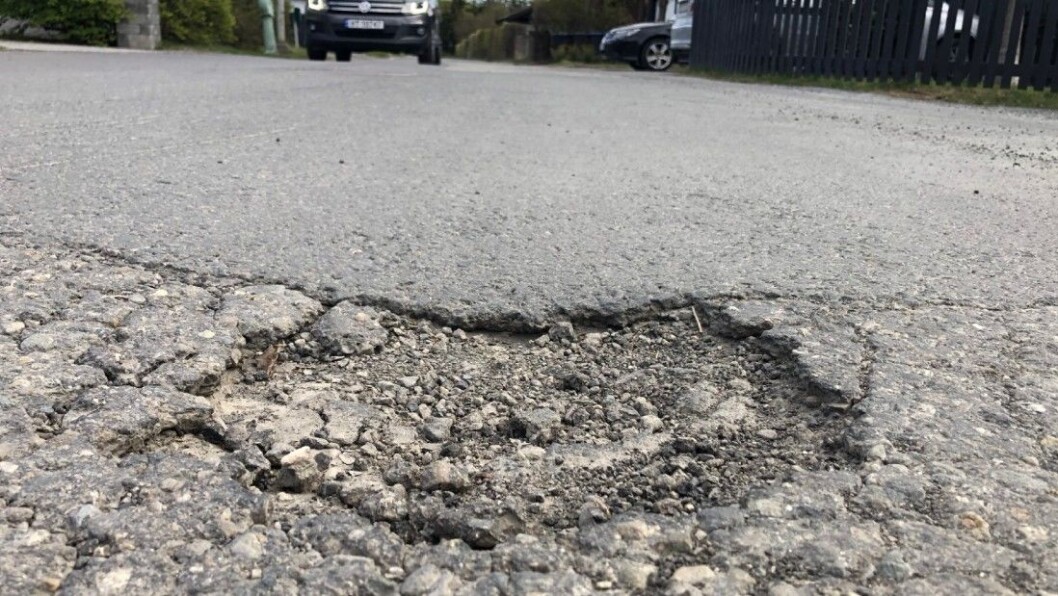 HULL I ASFALTEN: Slik ser det ut mange steder i Norge, og det blir ikke bedre i år heller, ifølge asfaltbransjen. Foto: Geir Røed HULL I ASFALTEN: Slik ser det ut mange steder i Norge, og det blir ikke bedre i år heller, ifølge asfaltbransjen. Foto: Geir Røed