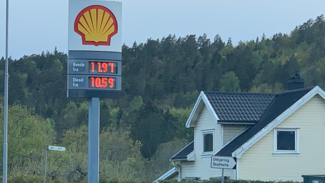 10,59: Priskrig og lav oljepris gir rimelig drivstoff. På denne stasjonen langs gamle E18 sør for Porsgrunn var dieselprisen 10,59 kroner literen mandag kveld. Foto: Geir Olsen 10,59: Priskrig og lav oljepris gir rimelig drivstoff. På denne stasjonen langs gamle E18 sør for Porsgrunn var dieselprisen 10,59 kroner literen mandag kveld. Foto: Geir Olsen