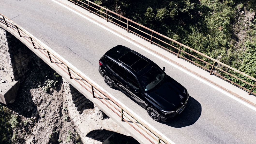 BÆREKRAFTIG: Det vil bli enda flere og enda bedre ladehybrider på markedet de neste årene. Men hos BMW tror de det går en grense på 10 mil elektrisk rekkevidde. Dagens X5 xDrive45e har en WLTP-rekkevidde opptil 87 km. Foto: BMW BÆREKRAFTIG: Det vil bli enda flere og enda bedre ladehybrider på markedet de neste årene. Men hos BMW tror de det går en grense på 10 mil elektrisk rekkevidde. Dagens X5 xDrive45e har en WLTP-rekkevidde opptil 87 km. Foto: BMW