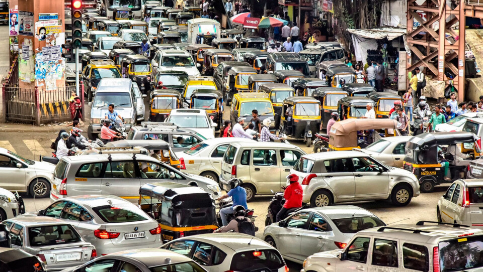 UTSLIPPENE ØKER LIKEVEL: Elektrifiseringen er ikke nok til å reversere klimautslippene fra trafikken før i 2033, ifølge Bloomberg NEF. Mange steder blir det fortsatt godt med biler, som her i Mumbai. Foto: Shutterstock