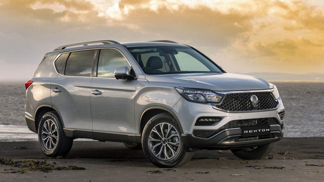 GAMMEL TRAVER KAN FORSVINNE: Rexton er et modellnavn som har eksistert lenge og tidligere generasjoner av den røslige og robuste SUV-en har til tider solgt relativt bra i Norge, i hovedsak med grønne skilter. GAMMEL TRAVER KAN FORSVINNE: Rexton er et modellnavn som har eksistert lenge og tidligere generasjoner av den røslige og robuste SUV-en har til tider solgt relativt bra i Norge, i hovedsak med grønne skilter.