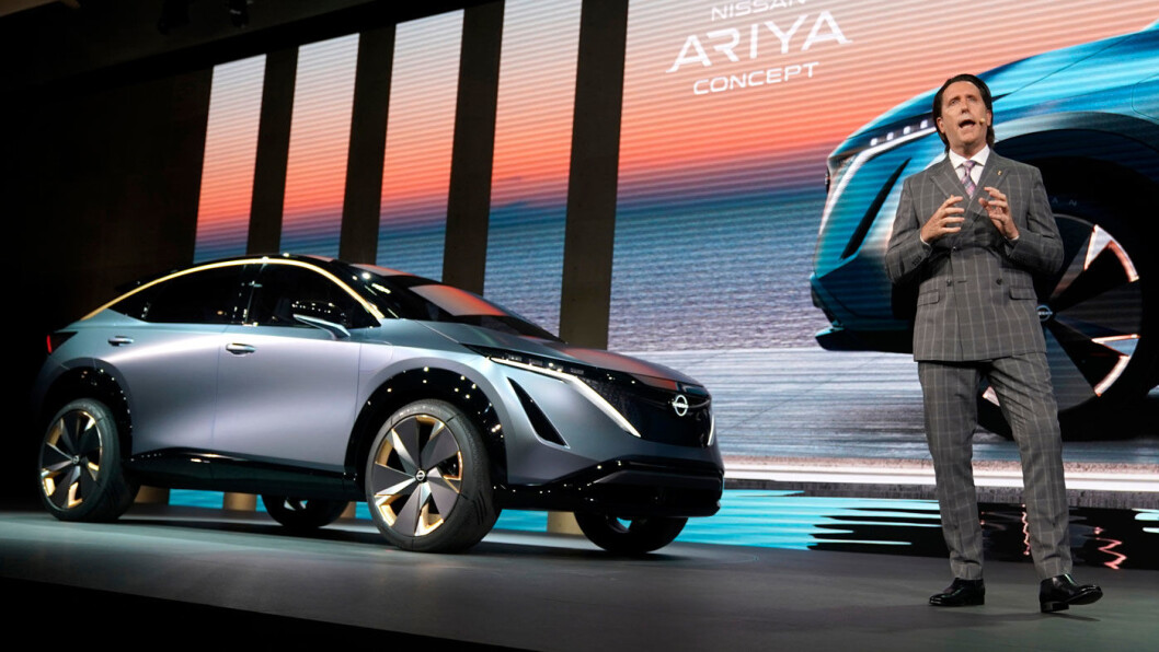 RULLER VIDERE: Konseptbilen Nissan Ariya er en forsmak på den kommende el-SUV-en fra Nissan som skal komme til neste år. Nissans kubansk-amerikanske design-guru Alfonso Albaisa presenterte bilen under bilutstillingen i Tokyo i oktober. Foto: Nissan RULLER VIDERE: Konseptbilen Nissan Ariya er en forsmak på den kommende el-SUV-en fra Nissan som skal komme til neste år. Nissans kubansk-amerikanske design-guru Alfonso Albaisa presenterte bilen under bilutstillingen i Tokyo i oktober. Foto: Nissan