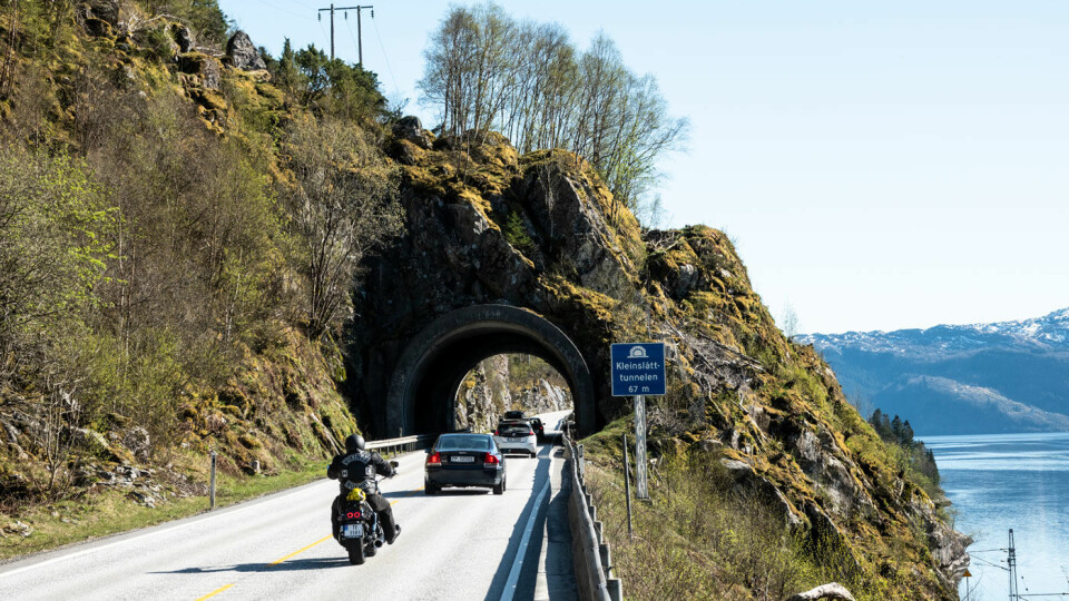 SELVESTE EUROPAVEIEN: Det kan se fagert ut i godvær, men E16 ble i fjor kåret til Norges verste vei. Her den lille Kleinslått-tunnelen like sør for Stanghelle. Foto: Peter Raaum