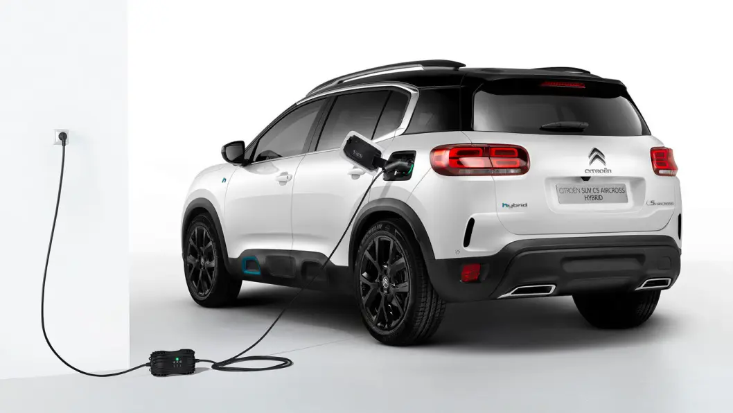 LADBAR PLASSMESTER: Citroën C5 Aircross kommer nå i ladbar versjon, men uten firehjulsdrift. Det kommer bagasjeplassen til gode. LADBAR PLASSMESTER: Citroën C5 Aircross kommer nå i ladbar versjon, men uten firehjulsdrift. Det kommer bagasjeplassen til gode.