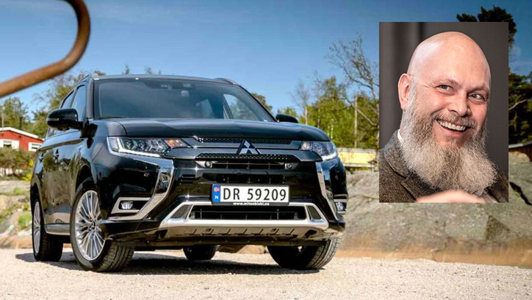 LØSNINGEN? – De neste fem årene tror jeg ladehybriden er den eneste praktiske løsningen for de som bare ønsker én bil og som vil kjøre utslippsfritt i hverdagen, sier journalist og bilekspert Tommy Wahlström (innfelt). Bilen på bildet er ladehybriden Mitsubishi Outlander. Foto: Jon Terje Hellgren Hansen LØSNINGEN? – De neste fem årene tror jeg ladehybriden er den eneste praktiske løsningen for de som bare ønsker én bil og som vil kjøre utslippsfritt i hverdagen, sier journalist og bilekspert Tommy Wahlström (innfelt). Bilen på bildet er ladehybriden Mitsubishi Outlander. Foto: Jon Terje Hellgren Hansen