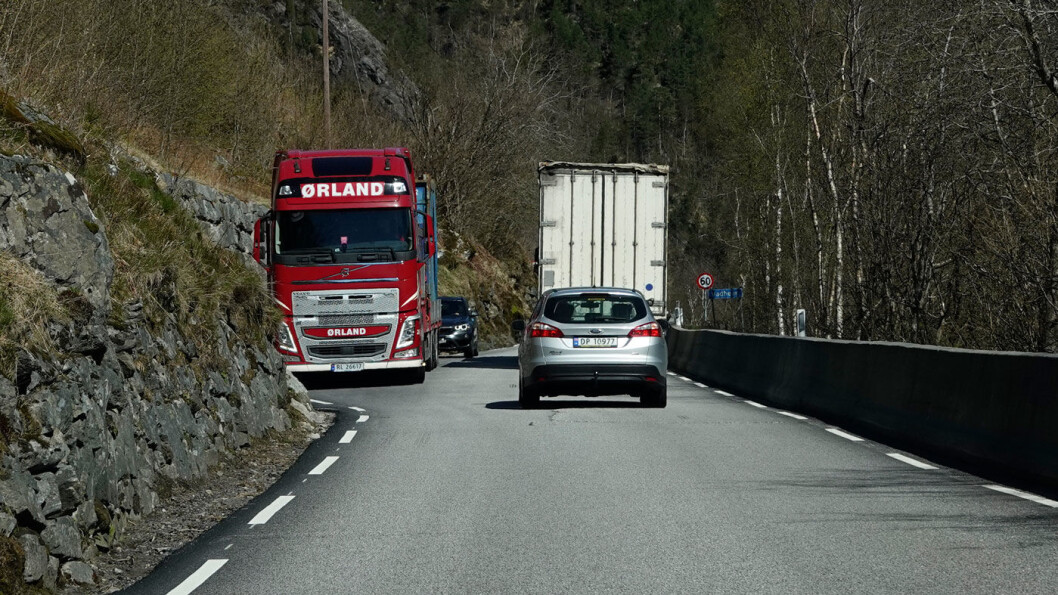 HOVEDVEIEN: Slik er standarden på en av landets transportkorridorer, E39 ved Vadheim på nordsiden av Sognefjorden. Foto: Peter Raaum HOVEDVEIEN: Slik er standarden på en av landets transportkorridorer, E39 ved Vadheim på nordsiden av Sognefjorden. Foto: Peter Raaum