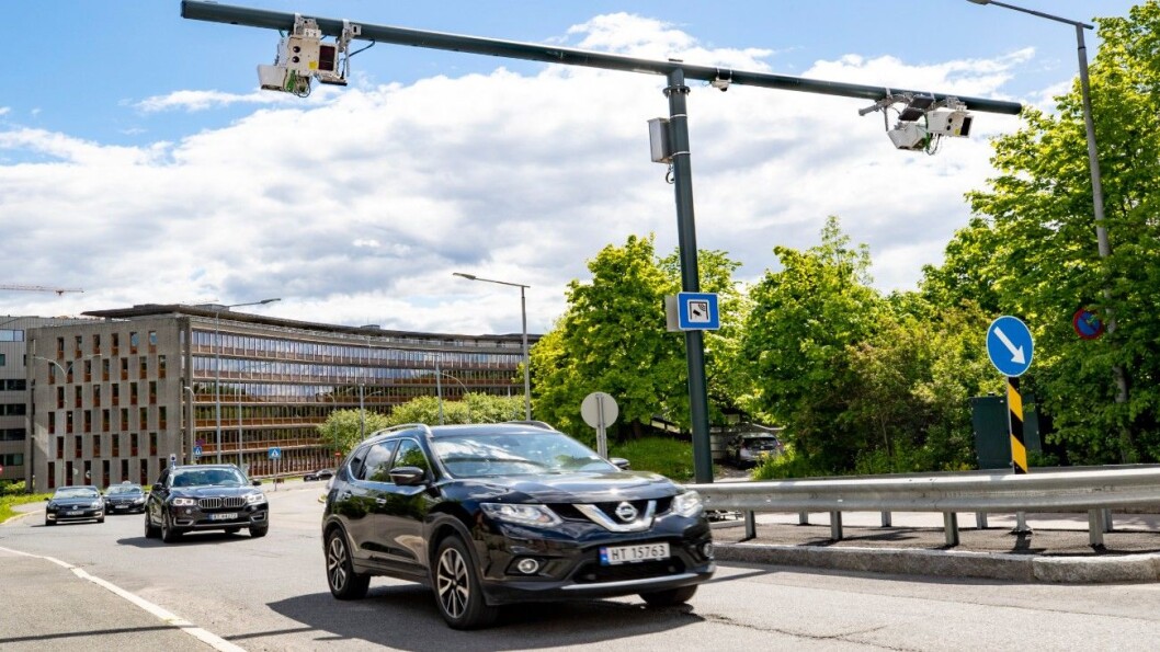 ELBIL-PRIS: Her passerer Motors journalist en av bomstasjonene på Majorstuen i Oslo med elbilbrikke, og belastes fire kroner. Bilen er en dieseldrevet Nissan X-trail, som egentlig skulle betalt 19 kroner. Foto: Geir Olsen ELBIL-PRIS: Her passerer Motors journalist en av bomstasjonene på Majorstuen i Oslo med elbilbrikke, og belastes fire kroner. Bilen er en dieseldrevet Nissan X-trail, som egentlig skulle betalt 19 kroner. Foto: Geir Olsen