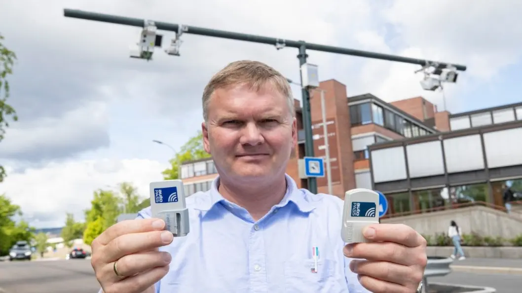 SKIFTET UT BRIKKE: I én uke kjørte journalist Geir Røed rundt med elbilbrikke (brikken til venstre) i sin dieseldrevne bil for å avdekke svakhetene Vegdirektoratet og bompengeselskapene har visst om i flere år. Brikken til høyre er brikke for dieselbilen. Foto: Geir Olsen. SKIFTET UT BRIKKE: I én uke kjørte journalist Geir Røed rundt med elbilbrikke (brikken til venstre) i sin dieseldrevne bil for å avdekke svakhetene Vegdirektoratet og bompengeselskapene har visst om i flere år. Brikken til høyre er brikke for dieselbilen. Foto: Geir Olsen.