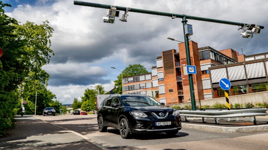 MED ELBILBRIKKE: Her kjører Motor i dieselbil gjennom bomringen på Majorstuen i Oslo med elbilbrikke i frontruta. Foto: Geir Olsen MED ELBILBRIKKE: Her kjører Motor i dieselbil gjennom bomringen på Majorstuen i Oslo med elbilbrikke i frontruta. Foto: Geir Olsen
