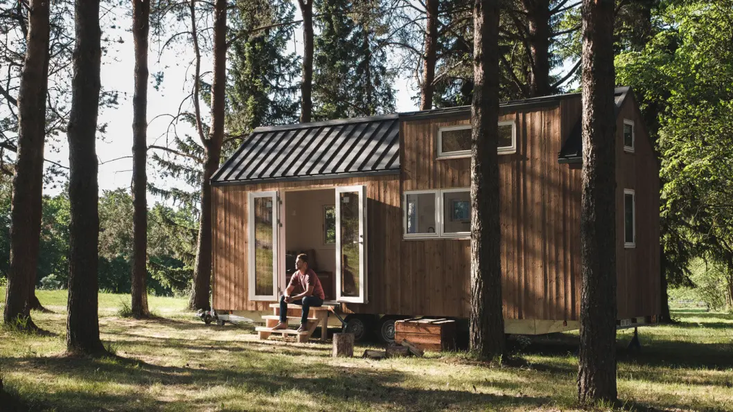 HUSVOGN: Det er et lite hus, men montert på en treakslet henger. Det betyr at du i praksis kan frakte huset dit du ønsker. HUSVOGN: Det er et lite hus, men montert på en treakslet henger. Det betyr at du i praksis kan frakte huset dit du ønsker.