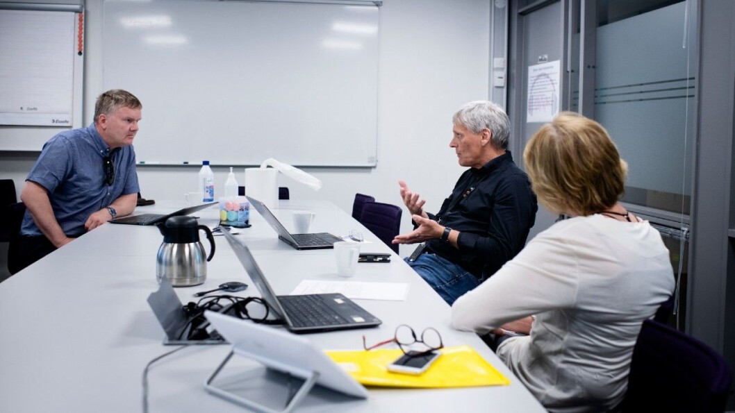 VEDGÅR SVAKHETER: Avdelingsdirektør for brukerfinansiering i Vegdirektoratet, Åge Jensen, i intervju med Motor sammen med sin kommunikasjonsrådgiver Beate Viktoria Ørbeck. Foto: Siv Dolmen. VEDGÅR SVAKHETER: Avdelingsdirektør for brukerfinansiering i Vegdirektoratet, Åge Jensen, i intervju med Motor sammen med sin kommunikasjonsrådgiver Beate Viktoria Ørbeck. Foto: Siv Dolmen.