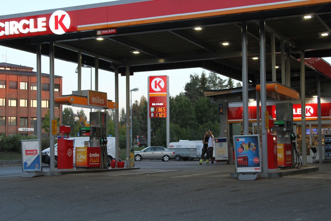TANKE SØNDAG: Ved å fylle tanken søndag kveld sparer vi 3.500 kroner på bensin i året. Foto: Rune Korsvoll TANKE SØNDAG: Ved å fylle tanken søndag kveld sparer vi 3.500 kroner på bensin i året. Foto: Rune Korsvoll