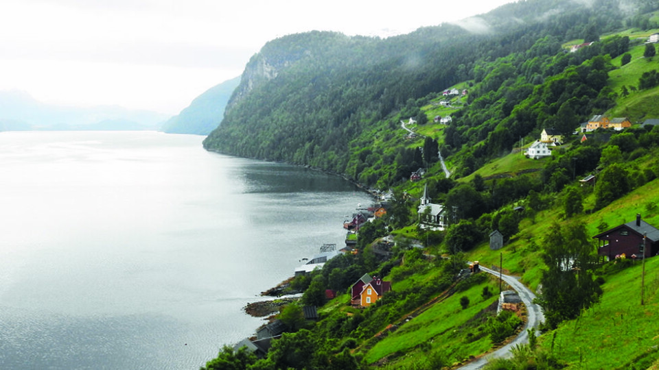 HØYT OG LAVT: Panoramaveien går høyt og lavt langs indre deler av Nordfjord. Foto: Per Roger Lauritzen