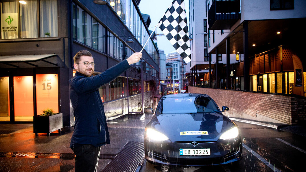 HJEMMEVASK: Klimaminister Sveinung Rotevatn, her fra starten av Motors elbiltest i vinter, vil ikke begrense adgangen til å vaske bilen hjemme. Foto: Tomm W. Christiansen HJEMMEVASK: Klimaminister Sveinung Rotevatn, her fra starten av Motors elbiltest i vinter, vil ikke begrense adgangen til å vaske bilen hjemme. Foto: Tomm W. Christiansen