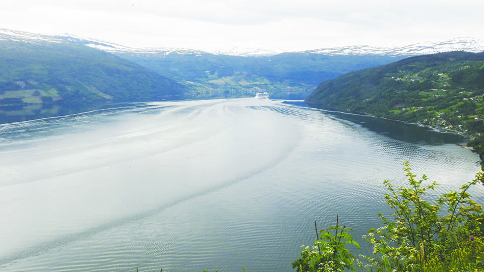 FJORDCRUISE: Nordfjord er 106 kilometer lang og mange cruiseskip tar turen helt inn til enden i Loen. Foto: Per Roger Lauritzen