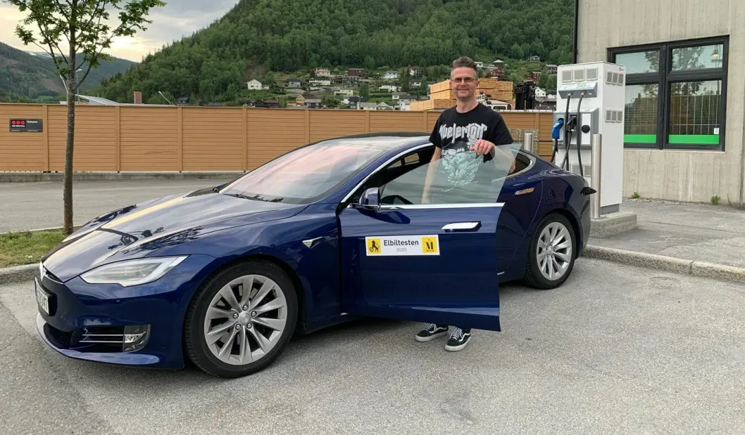 LENGRE ENN LENGST: Tesla Model S og testsjåfør Nils Sødal etter 645,3 km kjøring. LENGRE ENN LENGST: Tesla Model S og testsjåfør Nils Sødal etter 645,3 km kjøring.
