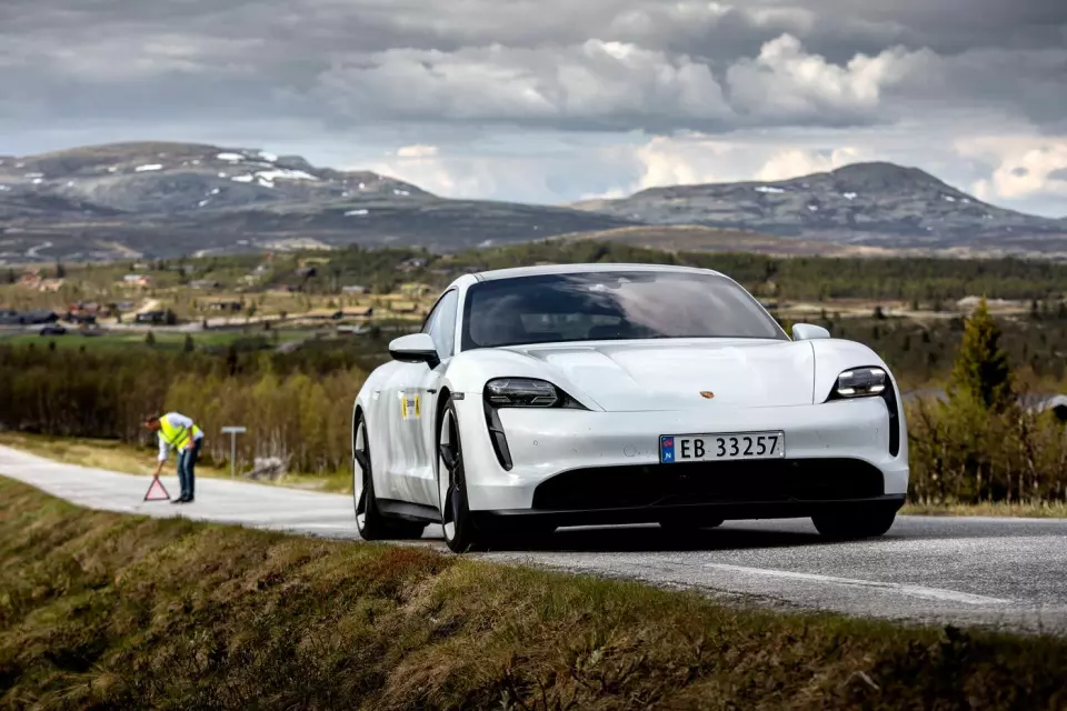 FJONG TIL FJELLS: Porsche Taycan med tomt batteri – etter 475 km på veien.