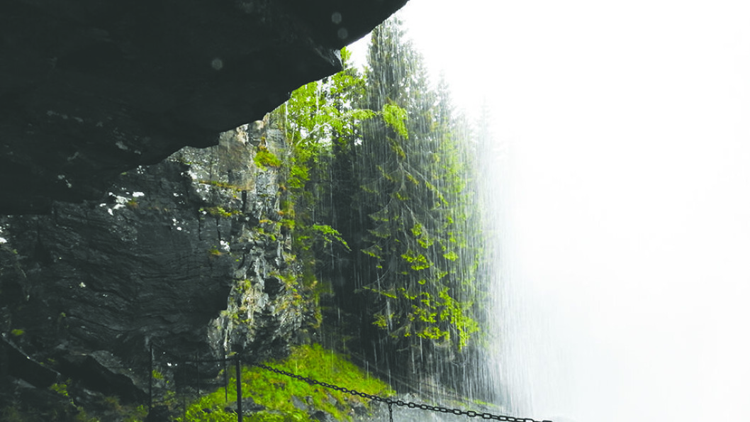 FOR MANN OG KU: Både dyr og mennesker kan vandre helt inn under Tvinnefossen. Foto: Per Roger Lauritzen FOR MANN OG KU: Både dyr og mennesker kan vandre helt inn under Tvinnefossen. Foto: Per Roger Lauritzen