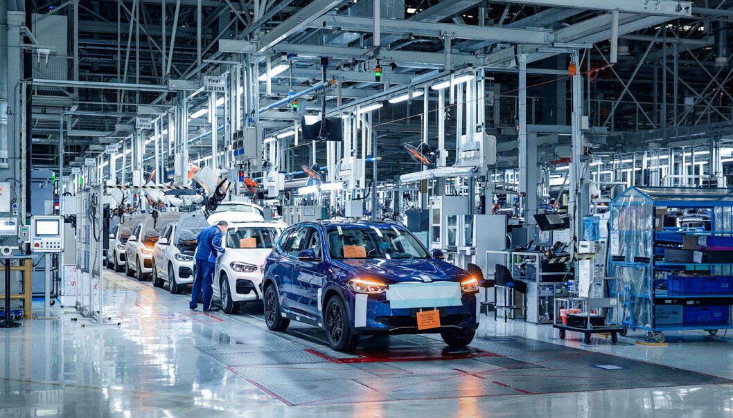DELER PLATTFORM: Mange har ventet på iX3, el-SUV-en fra BMW som er basert på samme plattform som bensin- diesel og hybridversjonene. Her fra førproduksjon i fabrikken i Shenyang i Kina. Foto: BMW DELER PLATTFORM: Mange har ventet på iX3, el-SUV-en fra BMW som er basert på samme plattform som bensin- diesel og hybridversjonene. Her fra førproduksjon i fabrikken i Shenyang i Kina. Foto: BMW