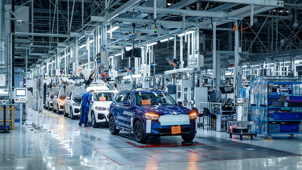 SNART PÅ VEIEN: Mange har ventet på den helelektriske SUV-en fra BMW. Produksjonen starter i sommer, og bilene kommer i løpet av året. Foto: BMW