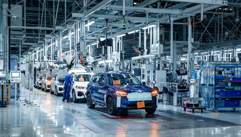 DELER PLATTFORM: Mange har ventet på iX3, el-SUV-en fra BMW som er basert på samme plattform som bensin- diesel og hybridversjonene. Her fra førproduksjon i fabrikken i Shenyang i Kina. Foto: BMW