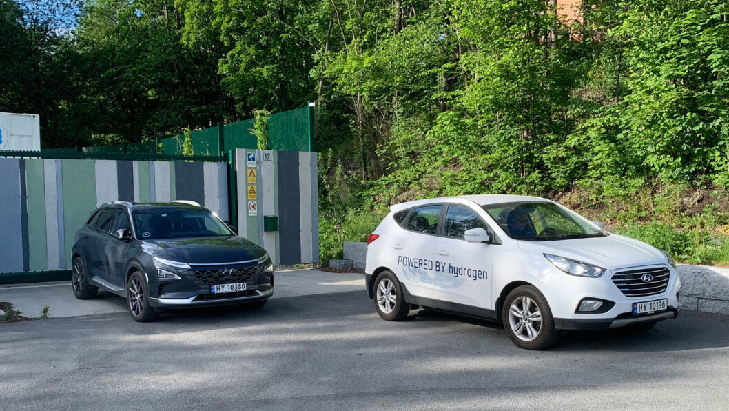 BLIR BILLIGERE I DRIFT: Hyundai – her med to generasjoner av hydrogenbiler fra merket, Nexo og ix35 – er en av produsentene som satser fremtidsrettet på hydrogenbiler ved siden av batterielektriske biler. Foto: Knut Moberg BLIR BILLIGERE I DRIFT: Hyundai – her med to generasjoner av hydrogenbiler fra merket, Nexo og ix35 – er en av produsentene som satser fremtidsrettet på hydrogenbiler ved siden av batterielektriske biler. Foto: Knut Moberg