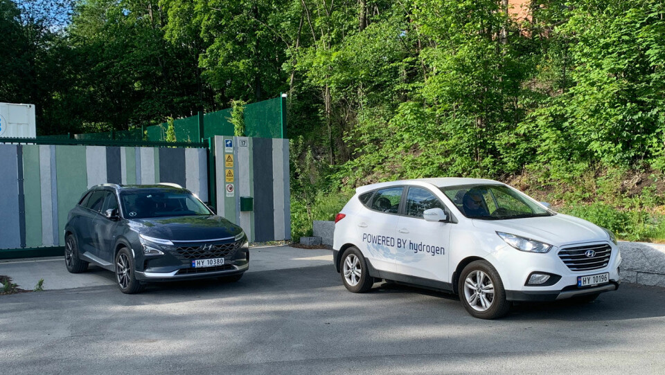 BLIR BILLIGERE I DRIFT: Hyundai – her med to generasjoner av hydrogenbiler fra merket,  Nexo og ix35 – er en av produsentene som satser fremtidsrettet på hydrogenbiler ved siden av batterielektriske biler. Foto: Knut Moberg
