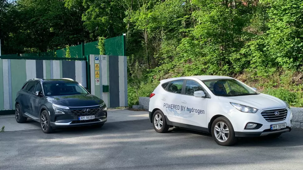 VENTER PÅ DEN TREDJE: Hyundai har sluppet to generasjoner hydrogenbiler, Nexo og ix35 (t.h.).