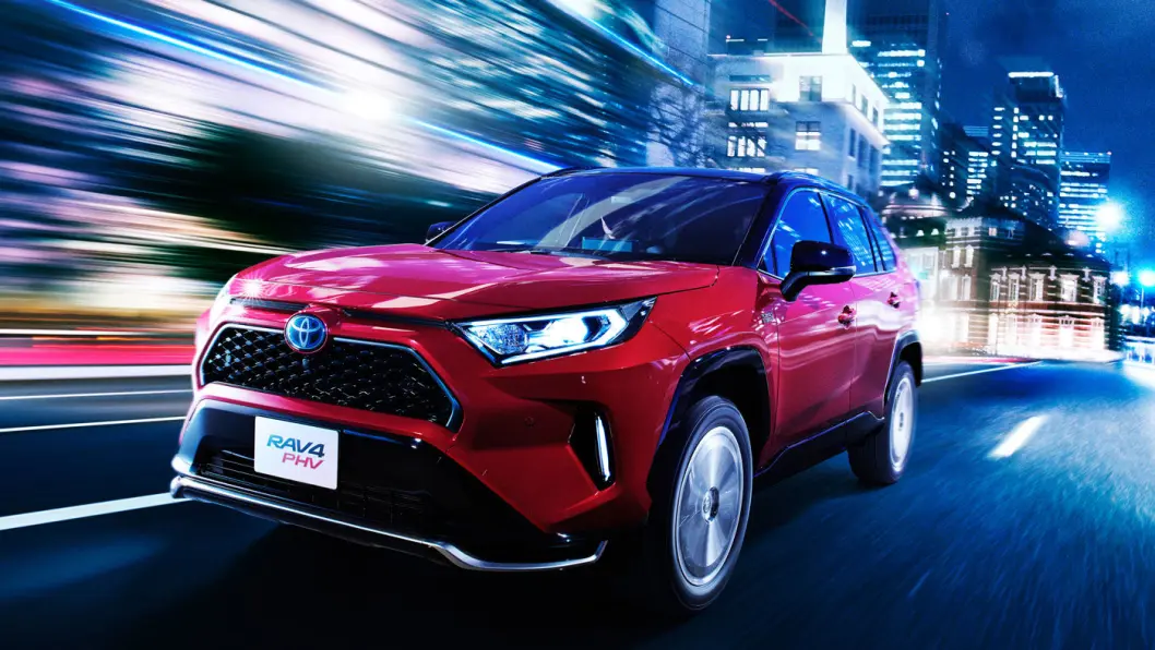NESTE SLAGER: Toyota RAV4 PHV har alle forutsetninger for å score stort i det norske markedet med en elektrisk rekkevidde på 95 km. Foto: Toyota Motor NESTE SLAGER: Toyota RAV4 PHV har alle forutsetninger for å score stort i det norske markedet med en elektrisk rekkevidde på 95 km. Foto: Toyota Motor
