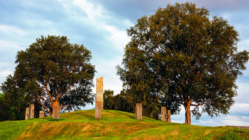MED LOV SKAL LANDET BYGGES: Stedet for Frostatinget, Tinghaugen ved Logtun på Frosta. Foto: Wikimedia/Stig Morten Skjæran MED LOV SKAL LANDET BYGGES: Stedet for Frostatinget, Tinghaugen ved Logtun på Frosta. Foto: Wikimedia/Stig Morten Skjæran