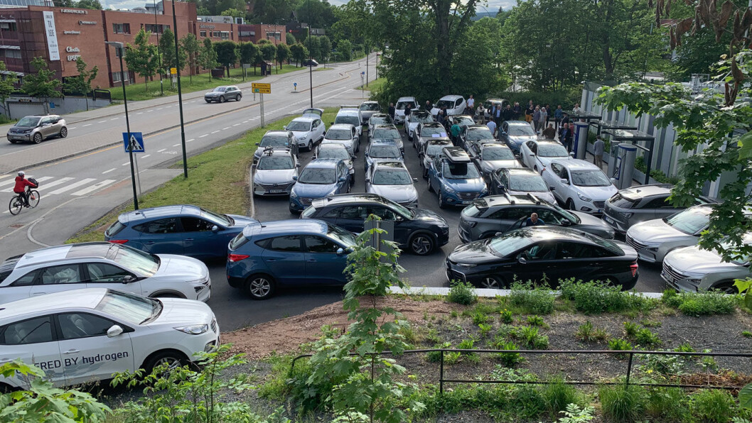 37 HYDROGENBILER MOBILISERTE: For å markere ettårsdagen for hydrogeneksplosjonen i fyllestasjonen til Uno-X, samlet eiere og leasere av hydrogenbiler seg for å kreve bedre støtte fra regjeringen. Foto: Knut Moberg 37 HYDROGENBILER MOBILISERTE: For å markere ettårsdagen for hydrogeneksplosjonen i fyllestasjonen til Uno-X, samlet eiere og leasere av hydrogenbiler seg for å kreve bedre støtte fra regjeringen. Foto: Knut Moberg