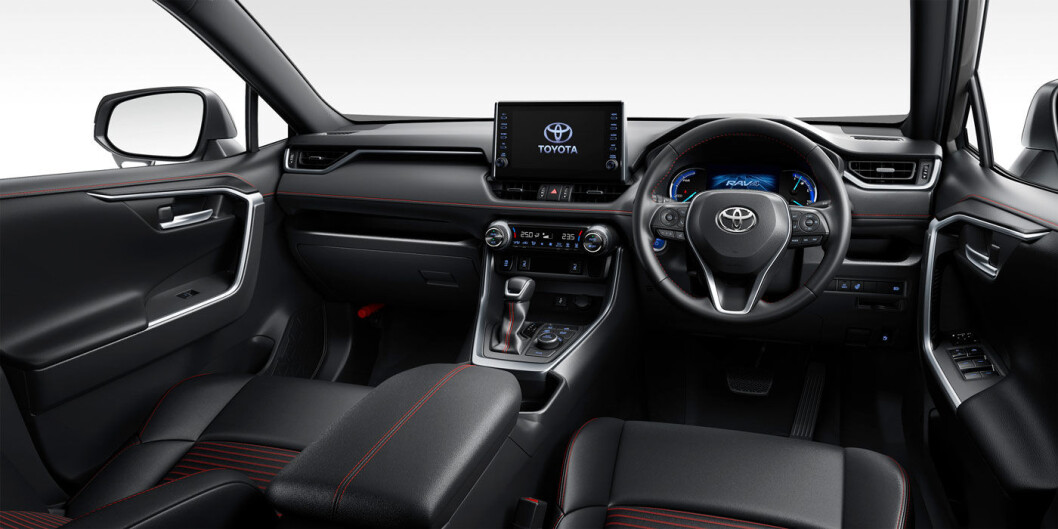 COCKPIT: Slik er interiøret på den japanske modellen, der rattet er på høyre side. Toyota har ennå ikke sluppet bilder av bilen med ratt på venstre side. COCKPIT: Slik er interiøret på den japanske modellen, der rattet er på høyre side. Toyota har ennå ikke sluppet bilder av bilen med ratt på venstre side.