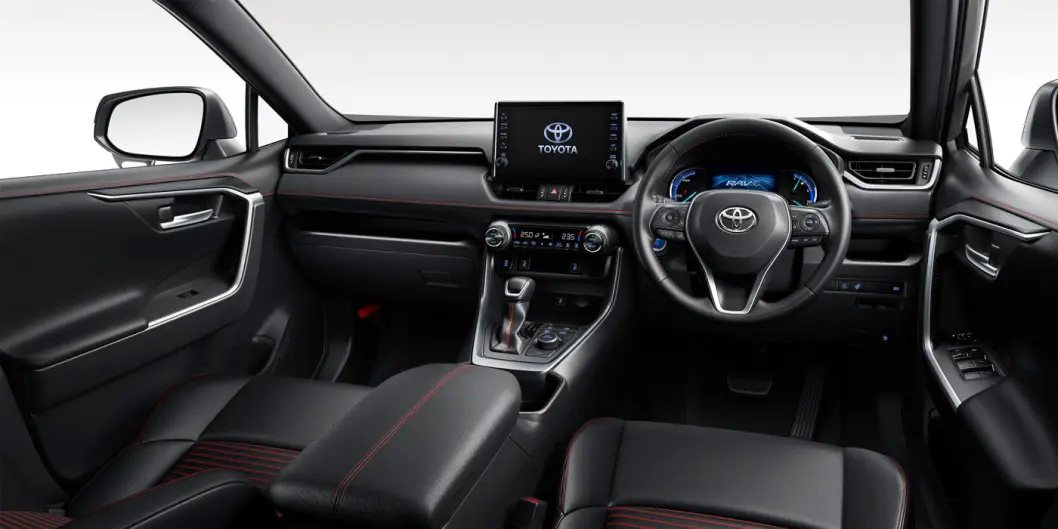COCKPIT: Slik er interiøret på den japanske modellen, der rattet er på høyre side. Toyota har ennå ikke sluppet bilder av bilen med ratt på venstre side. COCKPIT: Slik er interiøret på den japanske modellen, der rattet er på høyre side. Toyota har ennå ikke sluppet bilder av bilen med ratt på venstre side.
