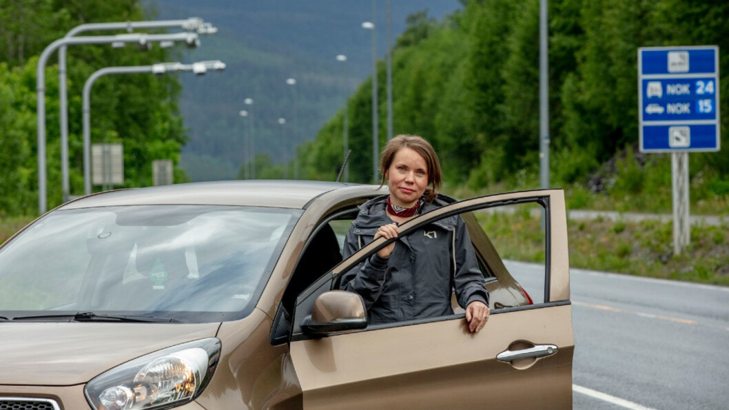 FIKK IKKE VITE: Når brukeren av denne bilen, Olga Bratenkova, passerer bomstasjonene – får hun ingen beskjed om at andre kan følge hennes passeringer. Foto: Geir Olsen FIKK IKKE VITE: Når brukeren av denne bilen, Olga Bratenkova, passerer bomstasjonene – får hun ingen beskjed om at andre kan følge hennes passeringer. Foto: Geir Olsen