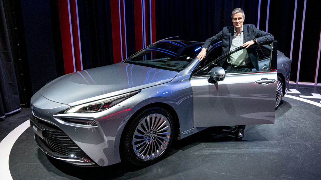 DEN NESTE: Toyota forbereder verdenslanseringen av andre generasjon Mirai. Her er kommunikasjonssjef Espen Olsen i døråpningen på bilen under en visning i Amsterdam tidligere i år. Foto: Peter Raaum DEN NESTE: Toyota forbereder verdenslanseringen av andre generasjon Mirai. Her er kommunikasjonssjef Espen Olsen i døråpningen på bilen under en visning i Amsterdam tidligere i år. Foto: Peter Raaum