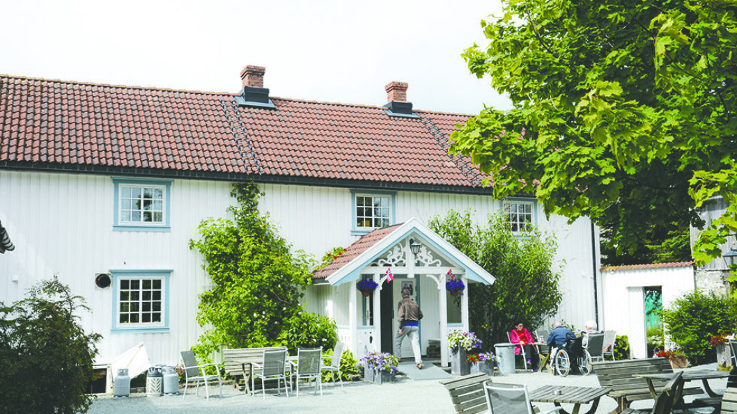 GÅRDSBUTIKK OG SERVERING: Klostergården med kafe og overnattingstilbud er nærmeste nabo til klosterruinene. Foto: Per Roger Lauritzen GÅRDSBUTIKK OG SERVERING: Klostergården med kafe og overnattingstilbud er nærmeste nabo til klosterruinene. Foto: Per Roger Lauritzen