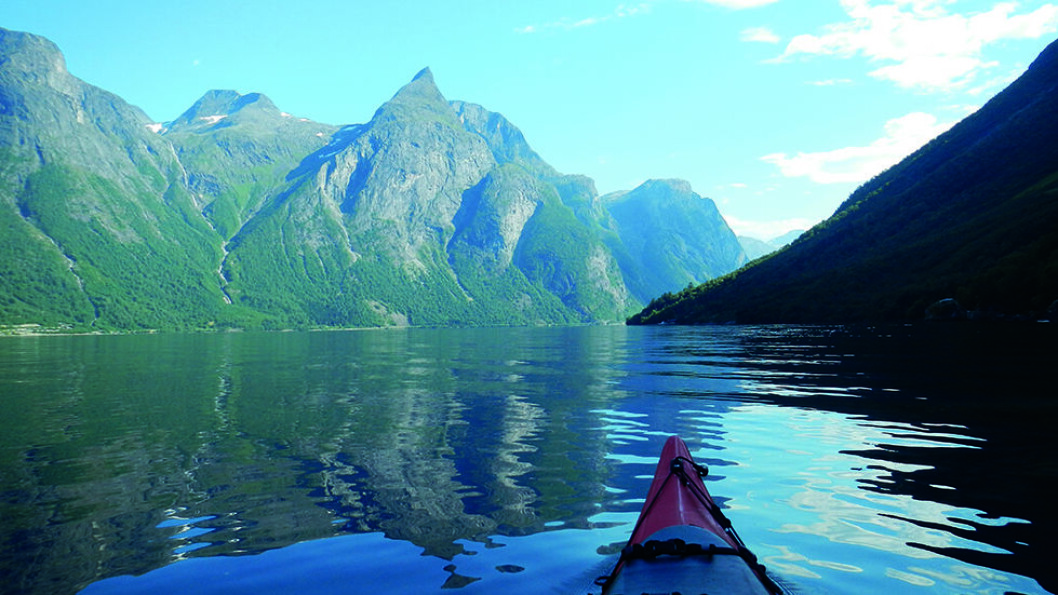 OMGITT AV HØYE FJELL: Eikesdalsvatnet er godt egnet for padleturer. Foto: Per Roger Lauritzen OMGITT AV HØYE FJELL: Eikesdalsvatnet er godt egnet for padleturer. Foto: Per Roger Lauritzen