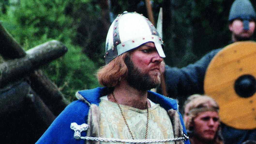 OPPFØRT PÅ SLAGSTEDET: I Norge er «Spelet om Heilag Olav» alle historiske spills mor. Her er Helge Ingar Gimle i rollen som konge i 1994. Foto: Wikimedia OPPFØRT PÅ SLAGSTEDET: I Norge er «Spelet om Heilag Olav» alle historiske spills mor. Her er Helge Ingar Gimle i rollen som konge i 1994. Foto: Wikimedia