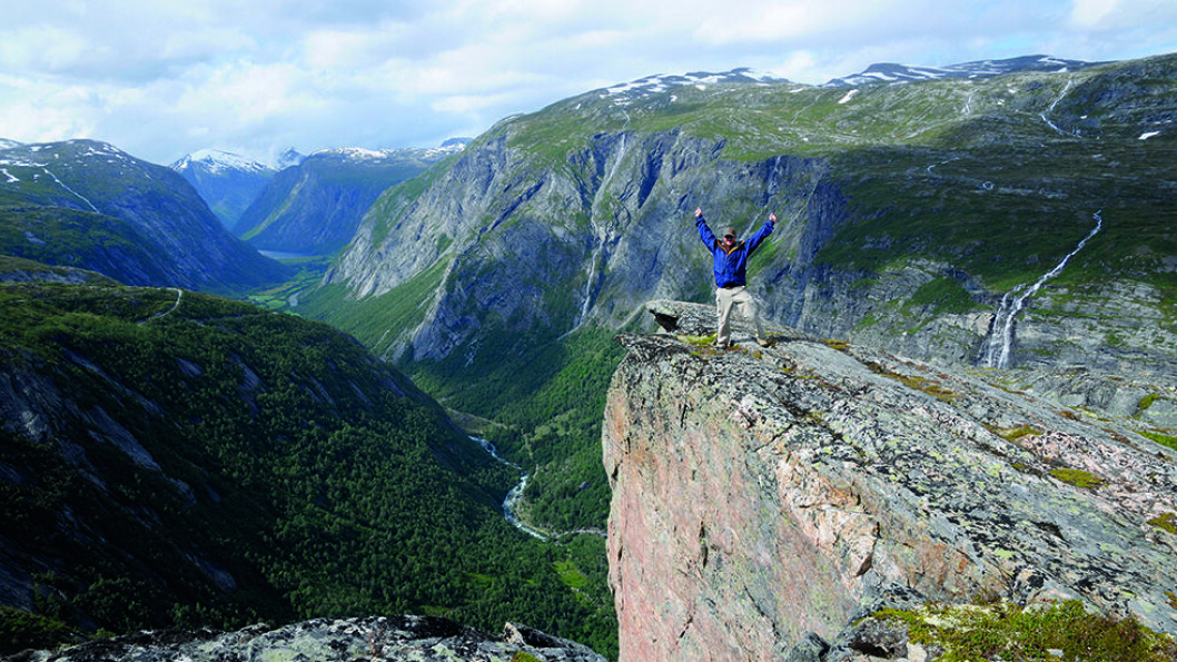 VOLDSOMT OG DRAMATISK: Aurstupet egner seg ikke for folk med høydeskrekk. Foto: Bjørn Magne Øverås VOLDSOMT OG DRAMATISK: Aurstupet egner seg ikke for folk med høydeskrekk. Foto: Bjørn Magne Øverås