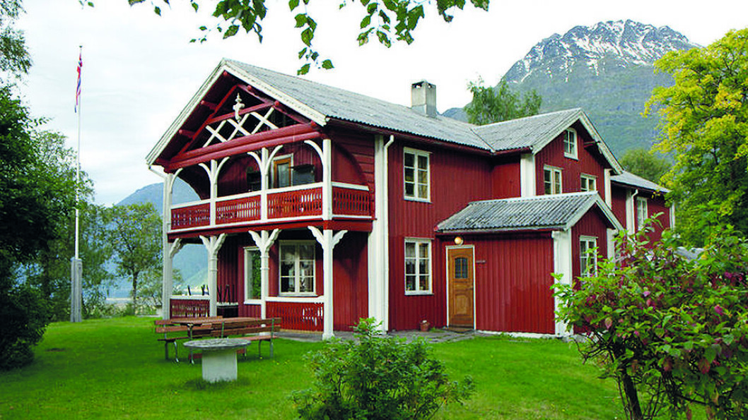 VAKKER BELIGGENHET: På veien ned mot Sunndalsøra passerer vi avkjøringen til Trædal Hotell og Turistsenter. Foto: Trædal Eiendom VAKKER BELIGGENHET: På veien ned mot Sunndalsøra passerer vi avkjøringen til Trædal Hotell og Turistsenter. Foto: Trædal Eiendom