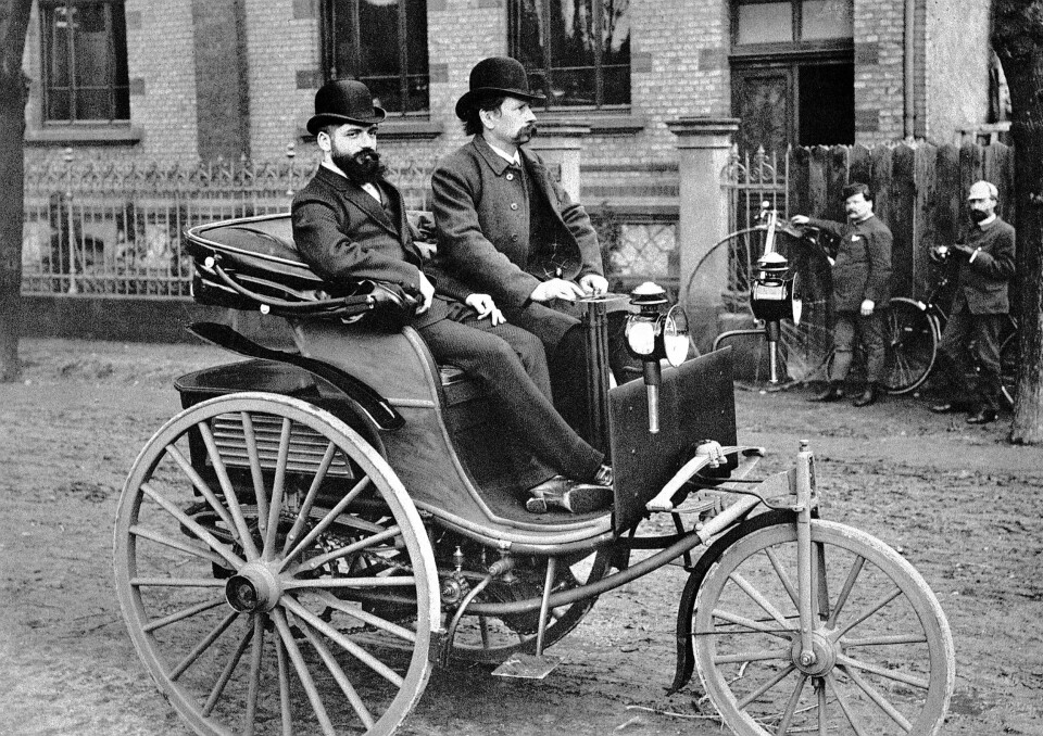 MENNENE BAK: Det var menn som skapte bilen, men bak sto kvinner som Bertha Benz. Her er mannen Carl bak rattet i verdens første bil i 1886. Foto: Produsenten