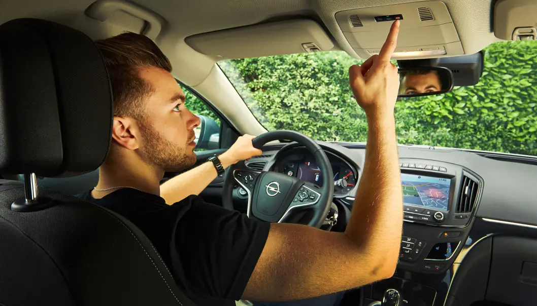 KRITISK: NAF mener Opel og importøren ikke bare kan fjerne en tjeneste, som blant annet er plassert i taket mellom forsetene.