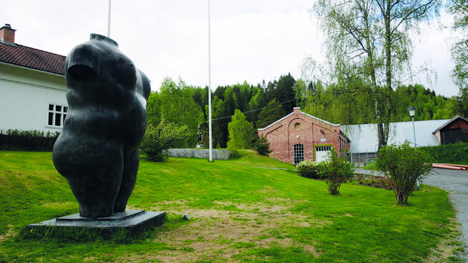 KUNST OG ARBEIDSLIV: Kistefos-museet på Jevnaker byr på både industri- og kraftverkshistorie og moderne kunst. Kvinnetorso er lagt av Fernando Botero. Så langt er 30 kunstnere representert i skulpturparken. Foto: Per Roger Lauritzen