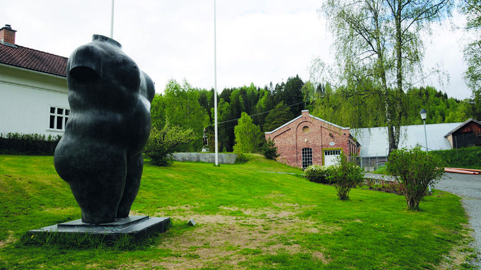 KUNST OG ARBEIDSLIV: Kistefos-museet på Jevnaker byr på både industri- og kraftverkshistorie og moderne kunst. Kvinnetorso er lagt av Fernando Botero. Så langt er 30 kunstnere representert i skulpturparken. Foto: Per Roger Lauritzen KUNST OG ARBEIDSLIV: Kistefos-museet på Jevnaker byr på både industri- og kraftverkshistorie og moderne kunst. Kvinnetorso er lagt av Fernando Botero. Så langt er 30 kunstnere representert i skulpturparken. Foto: Per Roger Lauritzen