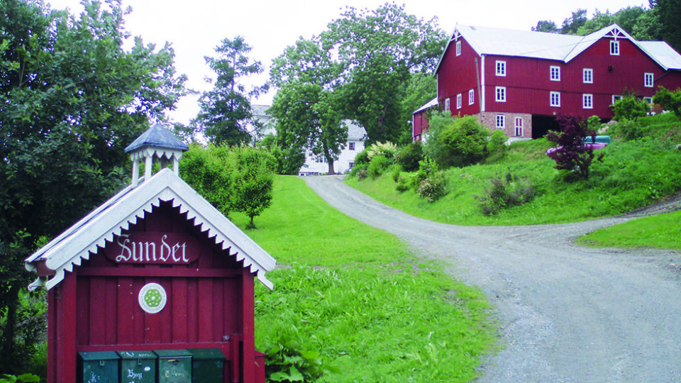 SUNDET GÅRD: Gården fra 1100-tallet drev gjestgiveri og skysstasjon med ferjing over elva Gaula. Foto: Sundet Gård