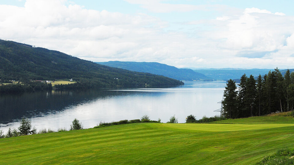 NORGES NEST LENGSTE: 75 kilometers lengde gjør Randsfjorden til Norges nest lengste innsjø og et flott turmål. Den strekker seg fra Jevnaker i sør til Dokka i nord. Foto: Per Roger Lauritzen NORGES NEST LENGSTE: 75 kilometers lengde gjør Randsfjorden til Norges nest lengste innsjø og et flott turmål. Den strekker seg fra Jevnaker i sør til Dokka i nord. Foto: Per Roger Lauritzen