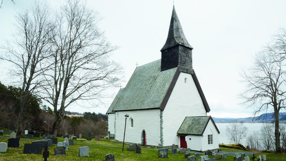 MIDDELALDERKIRKE: Byneset kirke ble viet til helgenen St.Mikael og ble innviet ca. 1180. Foto: Per Roger Lauritzen