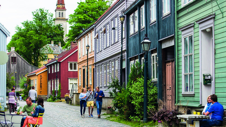 IDYLLISKE BAKKLANDET: Her i den godt bevarte trehusbebyggelsen i Trondheim, bodde håndverkere, småkjøpmenn og arbeidsfolk. På 60-tallet var det planer om å rive hele området, men omfattende protester førte fram, og bydelen ble reddet. Foto: CH – Visitnorway.com